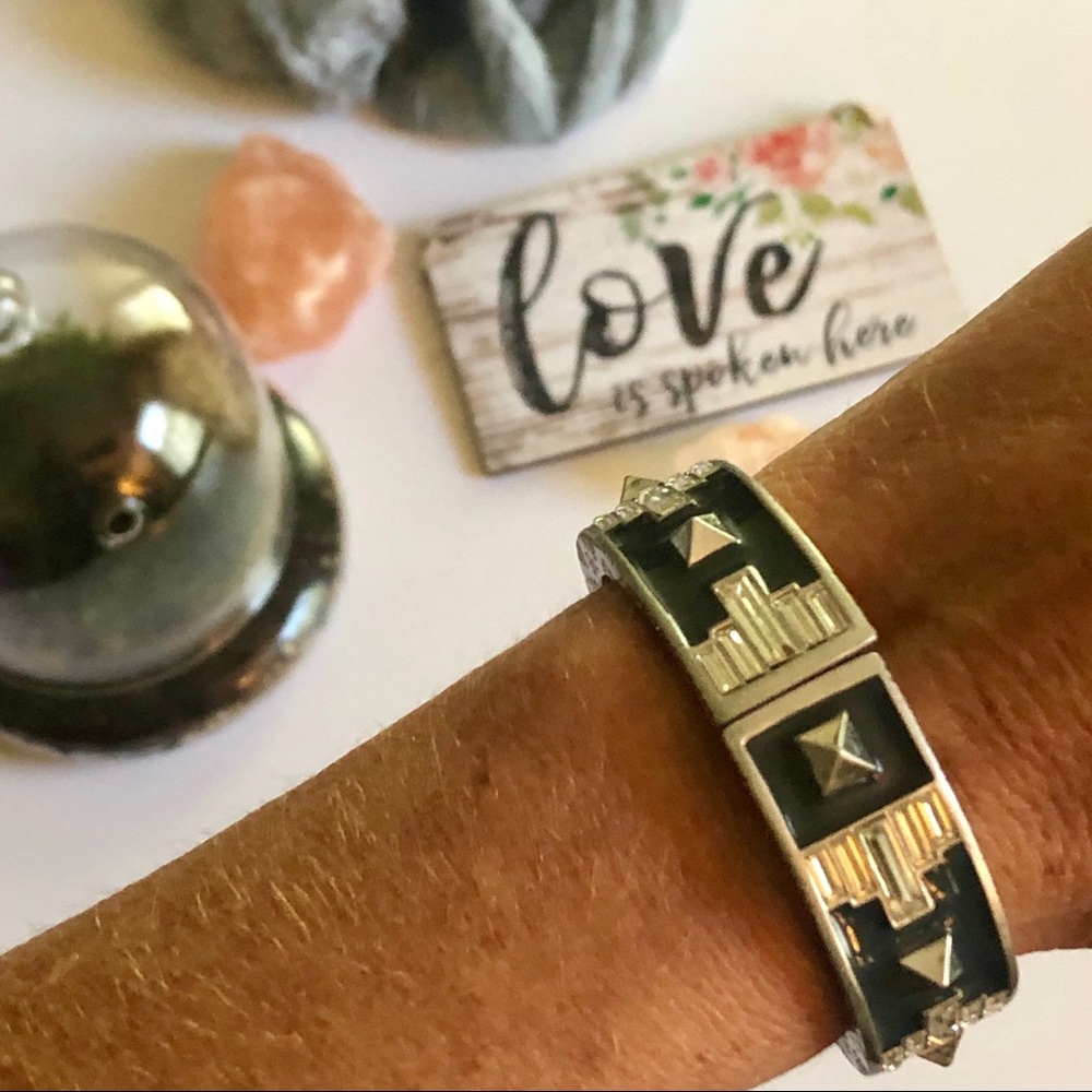 EUC Lia Sophia “Voussoir” stretch bracelet
